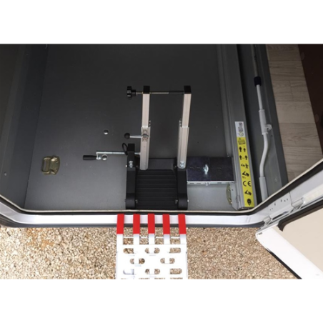 Moto électrique Pollicino 200 droite RH pour recharge dans le compartiment de rangement du camping-car