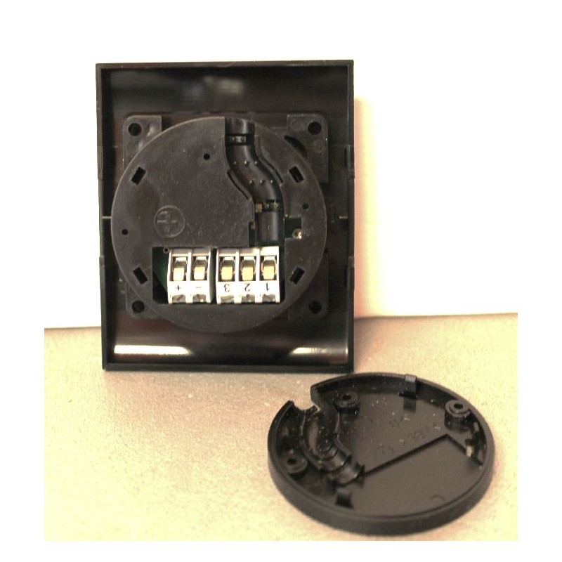 Gas closing solenoid valve for 8mm regulators